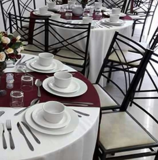 Cadeira de Ferro Empilhável Duplo X Dourada A Bela Vista Decorações oferece a elegante Cadeira de Ferro Empilhável Duplo X Dourada, uma excelente opção para casamentos, festas, recepções, eventos corporativos, buffets e empresas de locação que buscam unir sofisticação, resistência e praticidade.