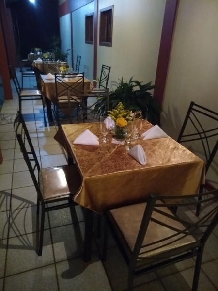 Cadeira de Ferro Empilhável Duplo X Dourada A Bela Vista Decorações oferece a elegante Cadeira de Ferro Empilhável Duplo X Dourada, uma excelente opção para casamentos, festas, recepções, eventos corporativos, buffets e empresas de locação que buscam unir sofisticação, resistência e praticidade.