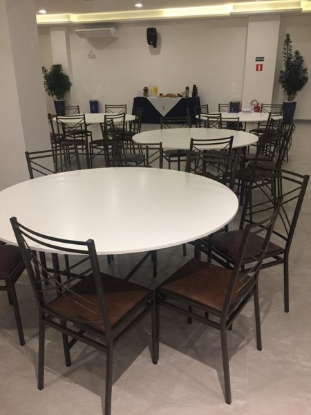 Cadeira de Ferro Empilhável Duplo X Dourada A Bela Vista Decorações oferece a elegante Cadeira de Ferro Empilhável Duplo X Dourada, uma excelente opção para casamentos, festas, recepções, eventos corporativos, buffets e empresas de locação que buscam unir sofisticação, resistência e praticidade.