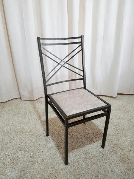 Cadeira de Ferro Empilhável Duplo X Dourada A Bela Vista Decorações oferece a elegante Cadeira de Ferro Empilhável Duplo X Dourada, uma excelente opção para casamentos, festas, recepções, eventos corporativos, buffets e empresas de locação que buscam unir sofisticação, resistência e praticidade.