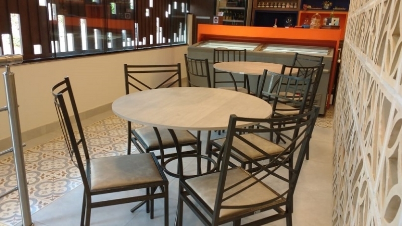 Cadeira de Ferro Empilhável Duplo X Dourada A Bela Vista Decorações oferece a elegante Cadeira de Ferro Empilhável Duplo X Dourada, uma excelente opção para casamentos, festas, recepções, eventos corporativos, buffets e empresas de locação que buscam unir sofisticação, resistência e praticidade.