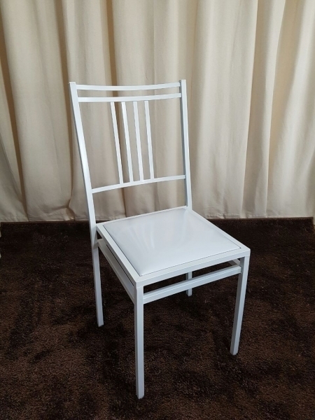Cadeira de Ferro Empilhável para Festas, modelo Barcelona metalon 20x20, com pintura eletrostática branca, com assento removível em corino Buffalo.
