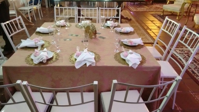 A Bela Vista Decorações oferece a elegante Cadeira de Ferro Empilhável Tiffany Master Branca, uma excelente opção para casamentos, festas, eventos corporativos, buffets.