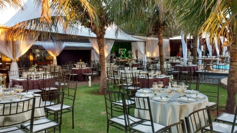 Cadeira de Ferro Empilhável Tiffany Master Dourada A Bela Vista Decorações oferece a Cadeira Tiffany Master Dourada, uma opção elegante e resistente para festas, casamentos, buffets, eventos corporativos e empresas de locação.