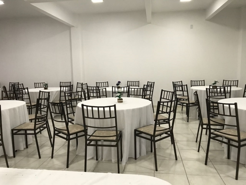 Cadeira de Ferro Empilhável Tiffany Master Dourada A Bela Vista Decorações oferece a Cadeira Tiffany Master Dourada, uma opção elegante e resistente para festas, casamentos, buffets, eventos corporativos e empresas de locação.