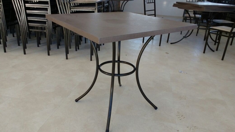 Mesa Fixa com Tampo Quadrado A Bela Vista Decorações oferece a Mesa Fixa com Tampo Quadrado e Borda de 5 cm, desenvolvida para atender restaurantes, hotéis, buffets infantis, condomÃnios, áreas de lazer e espaços gastronômicos.