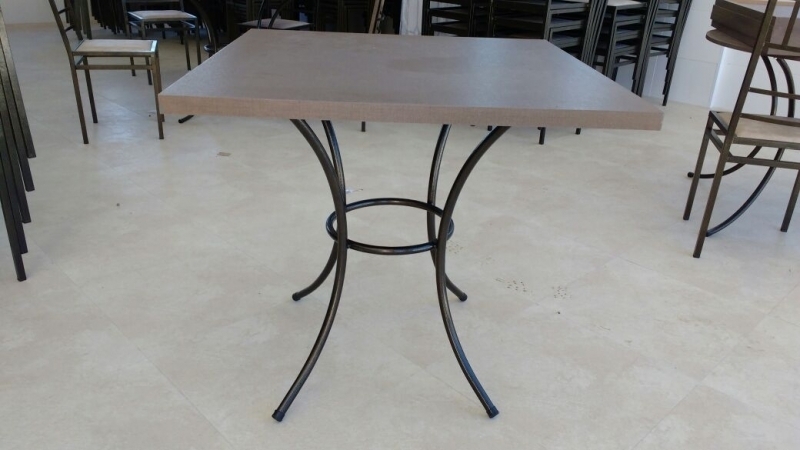 Mesa Fixa com Tampo Quadrado A Bela Vista Decorações oferece a Mesa Fixa com Tampo Quadrado e Borda de 5 cm, desenvolvida para atender restaurantes, hotéis, buffets infantis, condomÃnios, áreas de lazer e espaços gastronômicos.