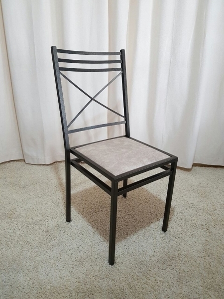 A Bela Vista Decorações oferece a Cadeira de Ferro Empilhável Três Detalhes Dourada, uma opção sofisticada para casamentos, festas, buffets, eventos corporativos e empresas de locação.