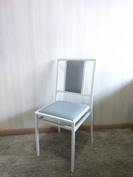 A Bela Vista Decorações oferece a elegante Cadeira de Ferro Empilhável Master com Encosto Almofadado, ideal para casamentos, festas, buffets, eventos corporativos e empresas de locação. 