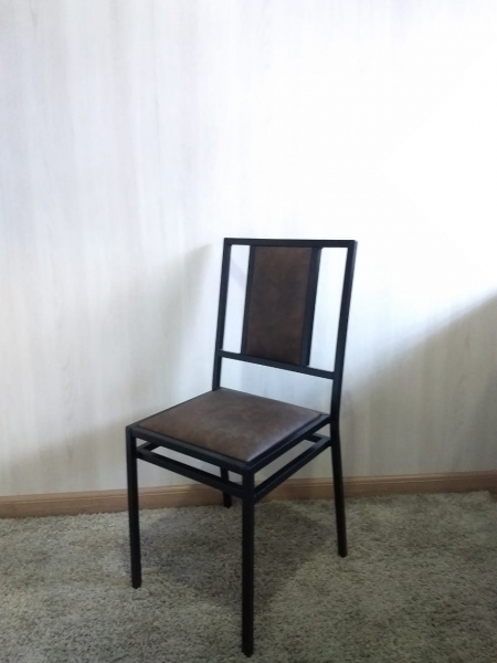 A Bela Vista Decorações oferece a elegante Cadeira de Ferro Empilhável Master com Encosto Almofadado, ideal para casamentos, festas, buffets, eventos corporativos e empresas de locação. 