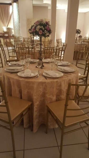 Cadeira de Ferro Tiffany Slim Dourado Ouro A Bela Vista Decorações oferece a sofisticada Cadeira de Ferro Empilhável Tiffany Slim Ouro Tubular, ideal para casamentos, festas, buffets, eventos corporativos e empresas de locação.