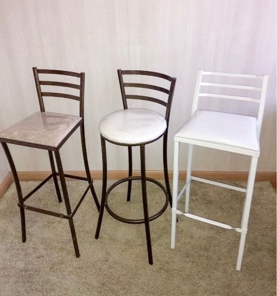 Banqueta Bistrô A Banqueta de Ferro Redonda Tubular é uma excelente opção para compor ambientes de festas, eventos, áreas gourmet, bares e espaços para locação.