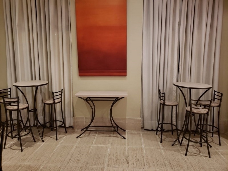 Banqueta Bistrô A Banqueta de Ferro Redonda Tubular é uma excelente opção para compor ambientes de festas, eventos, áreas gourmet, bares e espaços para locação.