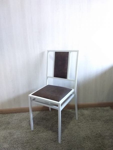 A Bela Vista Decorações oferece a sofisticada Cadeira de Ferro Empilhável Master com Encosto Almofadado, ideal para casamentos, festas, buffets, eventos corporativos e empresas de locação. 