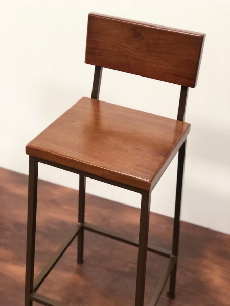 A Banqueta de Madeira Marrom é uma excelente escolha para quem busca unir elegância, conforto e praticidade em ambientes de festas, eventos, áreas gourmet, bares, restaurantes e residências. 