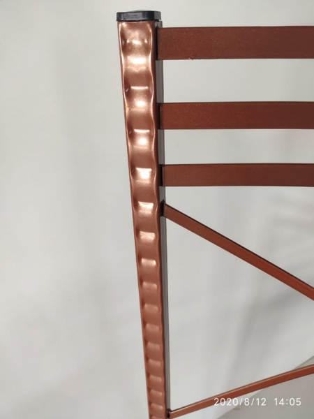 Cadeira de Ferro Empilhavel 3D Cadeiras de Ferro Empilháveis 3D, para Festas e Locações com pintura eletrostática, disponivéis nas cores Preta, Branca, Dourado Envelhecido e Dourado Gold, com acento removÃvel em corino Buffalo.